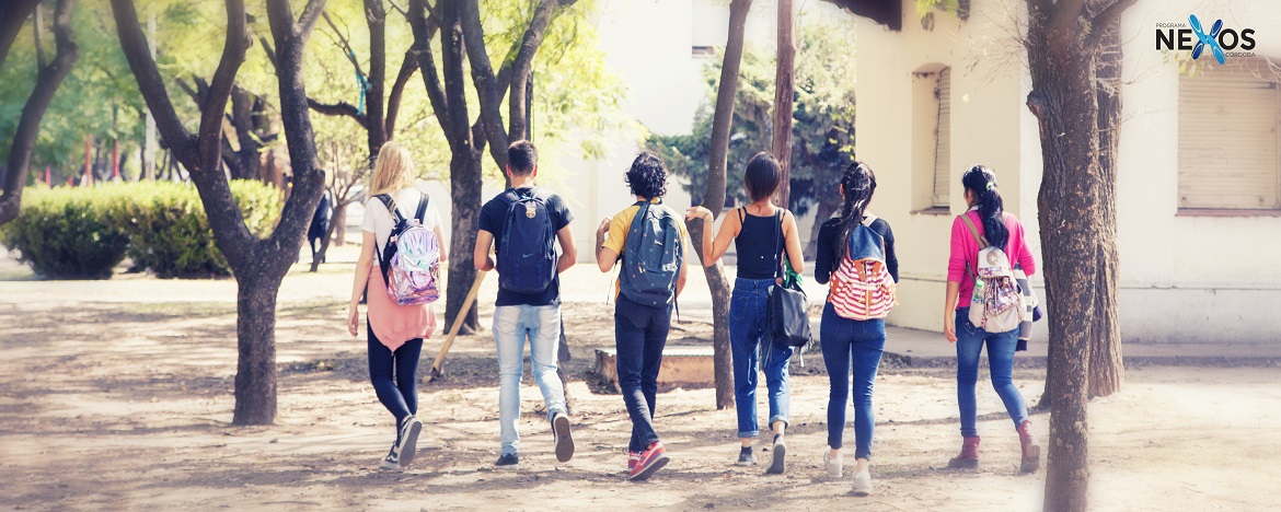 Jovenes caminando por cuidad universitaria