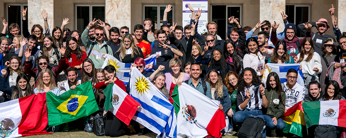 Estudiantes extranjeros frente al Pabellón Argentina en la Universidad Nacional de Córdoba